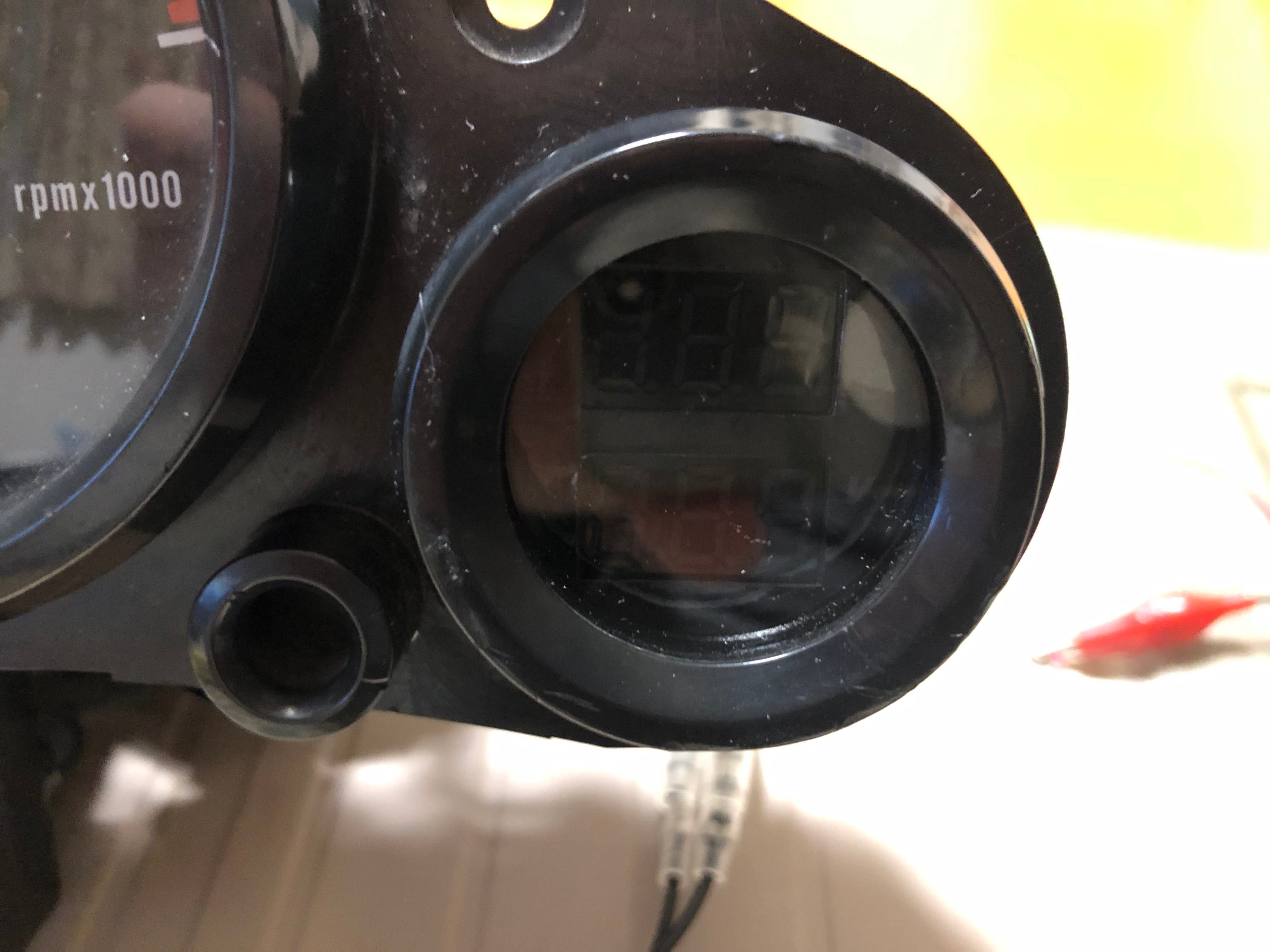 あなたのバイクの水温計を『一体型デジタル水温&電圧計』に変えさせ