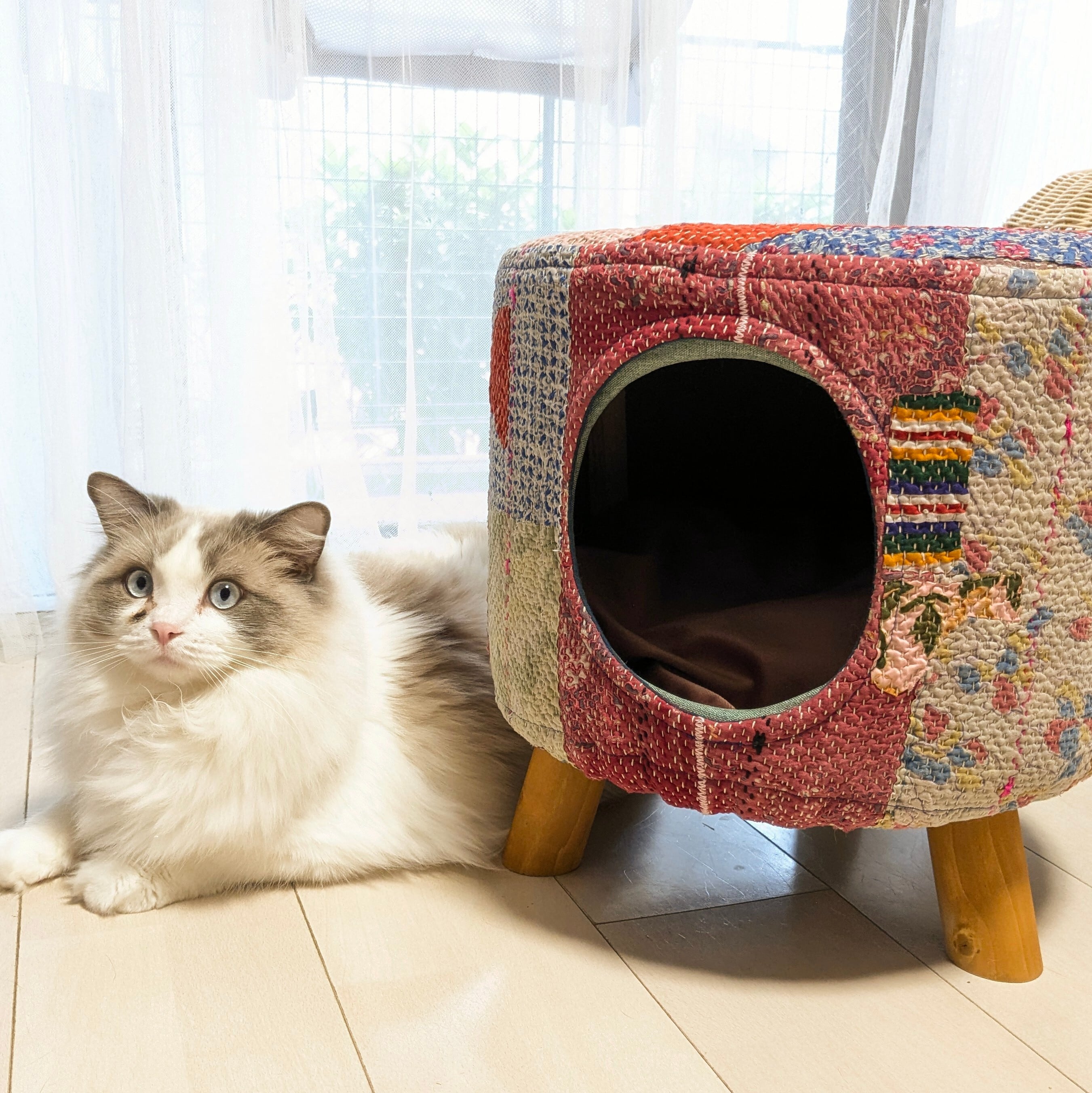 ヴィンテージラリーキルトのスツール　猫ハウス　キャットスツール　刺繍布　刺し子 ヴィンテージラリーキルトのスツール 刺繍布 猫ハウス 刺し子 刺繍布