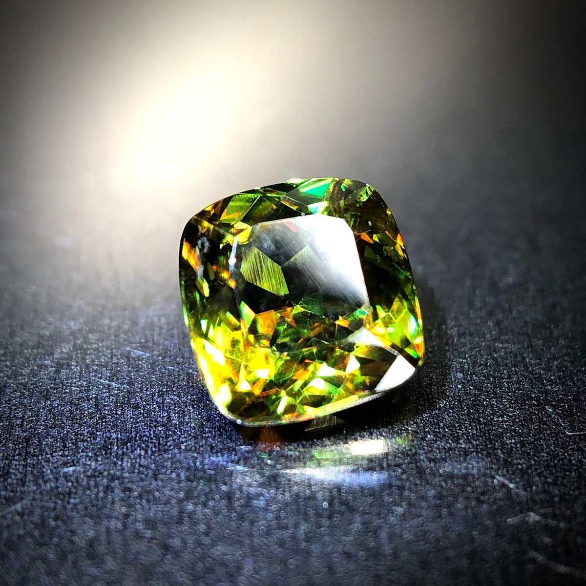 鮮やかなグリーンイエローとファイアの煌めき 0.48ct 天然 スフェーン 