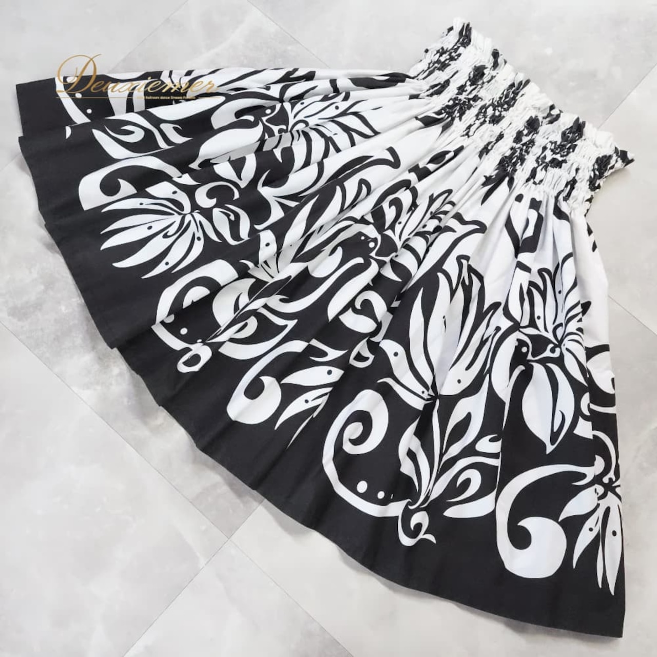 フラダンス 衣装 パウスカート ブラック系 ホワイト系 モノトーン シングル シンプル きれい 上品 大人っぽい 華やか 鮮やか かわいい 白 黒 ダンス衣装 ハワイアンダンス レディース ハワイアン アロハ ハワイアンプリント フラ ダンス レッスン 練習