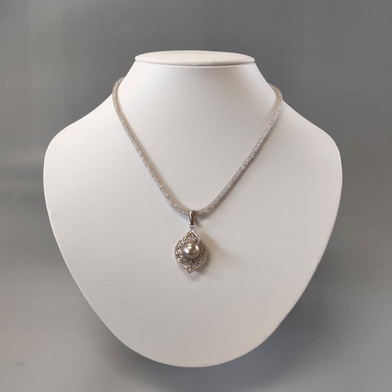 アンティークな雰囲気で上品さを」黒蝶真珠ペンダント | クラシカルな