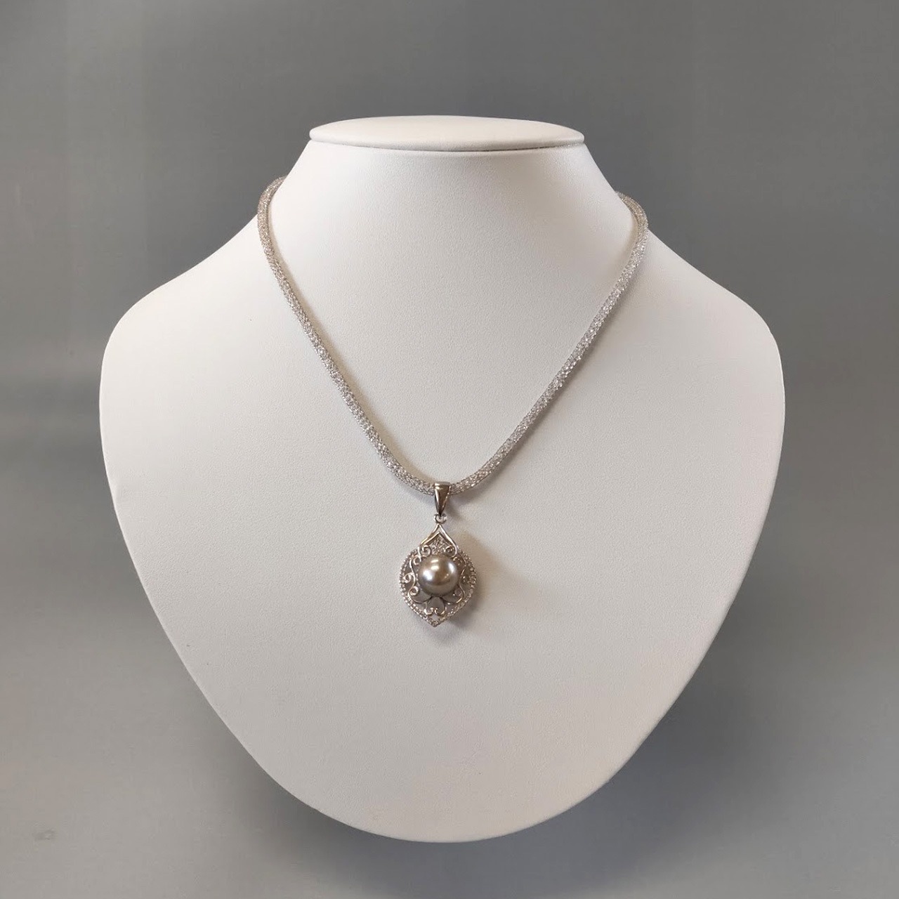 「アンティークな雰囲気で上品さを」黒蝶真珠ペンダント