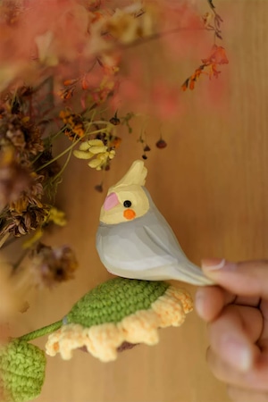 木彫り 小鳥 オカメインコ 置物 かわいい 癒し系 手作り風 卓上オブジェ デスク飾り インテリア雑貨 リビング 玄関 寝室 新婚祝い 結婚祝い ギフト プレゼント 商品画像3
