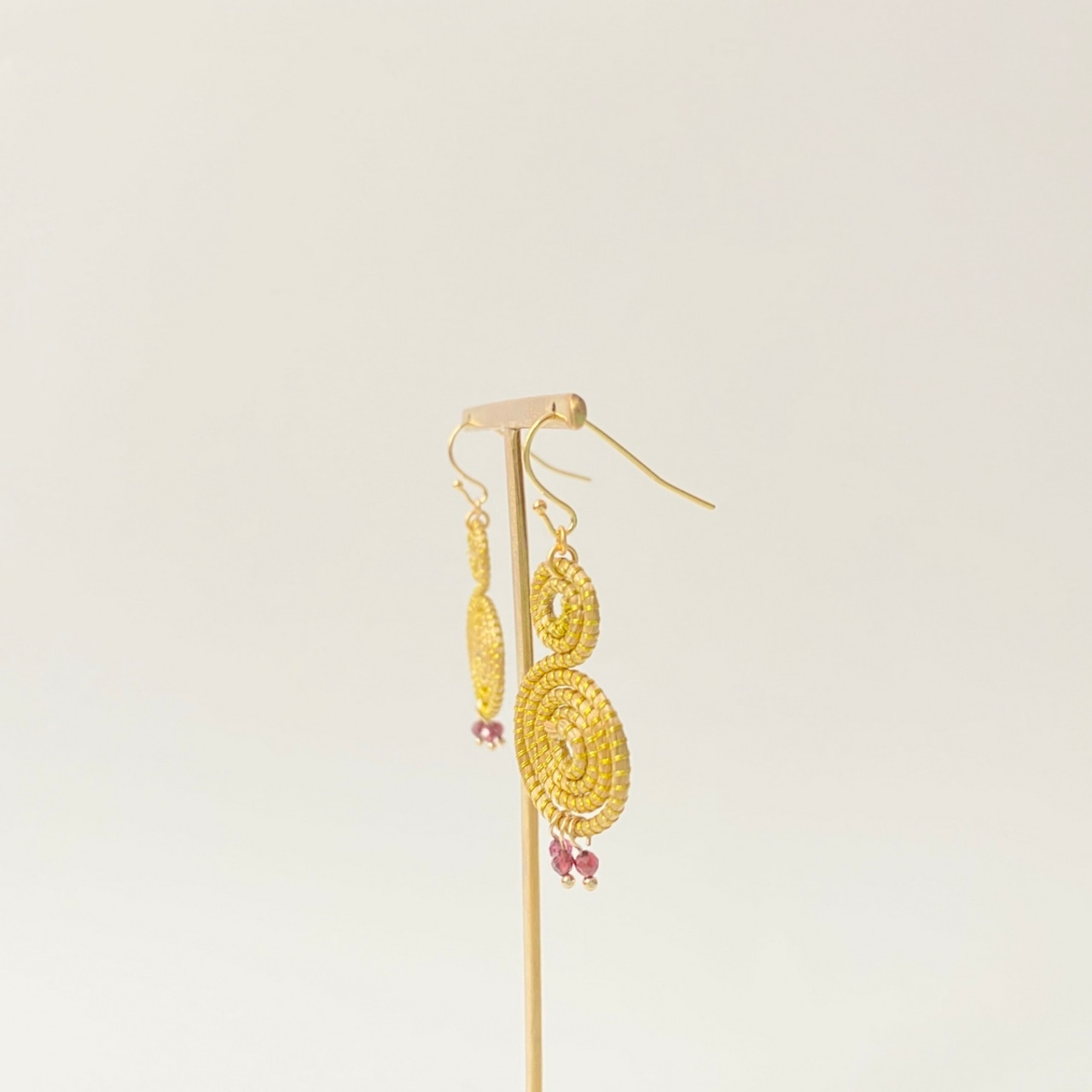 黄金の草 カッピンドウラード ピアス&イヤリング ダブルスパイラル ガーネット