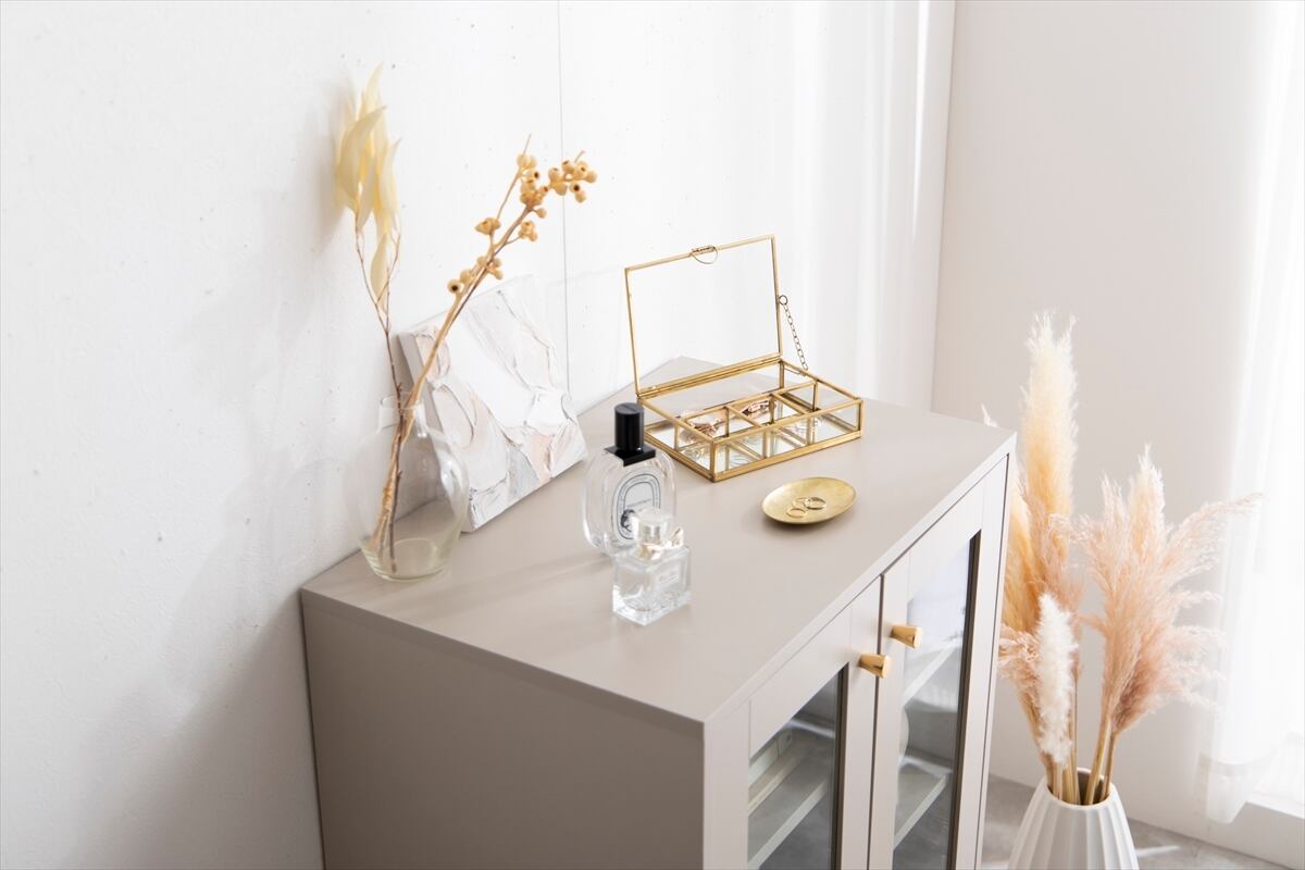 海外インテリア風の框デザインをあしらったガラスキャビネット