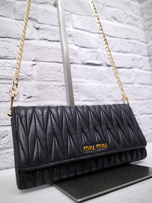 ◆ miu miu ミュウミュウ MATELASSE マテラッセ クロスボディ ショルダー ウォレット バッグ ポシェット 黒x金◆ クロスボディ仕様の定番♪