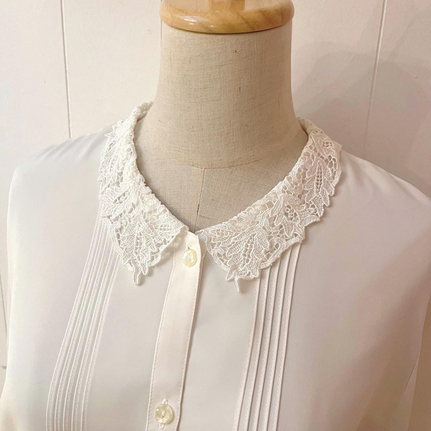white lace collar pintuck blouse