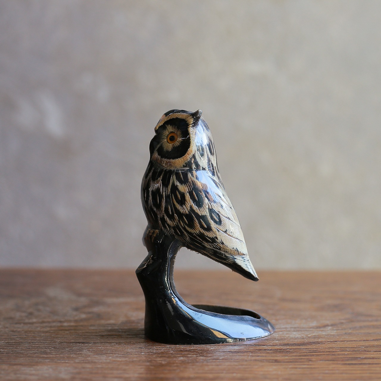 水牛の角で作られたフクロウ 18