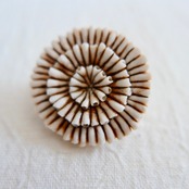 中嶋寿子のブローチ［砂の花］ A-1Y