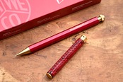★不定期販売★ 業界初！ 硬度表示窓付き芯ケース 【クロコダイル クリムゾンレッド】革軸芯ケース