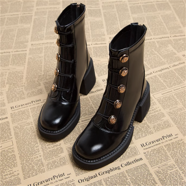 【送料無料】 シューズ レインブーツ 靴 ショート ハイヒール 厚底 丸トゥ ラウンドトゥ PU フェイクレザー レザー 革 合皮 光沢 つや クラシカル エレガント 可愛い 大人可愛い きれいめ シンプル カジュアル シック コンサバ 華やか 大人 上品 おしゃれ お洒落 こなれ感 高見え 高級感 無地 春 秋 10代 20代 30代 40代 レディース 女性 デート お出かけ 女子会 お呼ばれ 休日 お茶会 授業参観 デイリーユース ファッション ボタン 装飾 ファスナー 光沢感 防水 インスタ映え