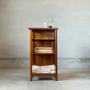 古い4段のサイドテーブル