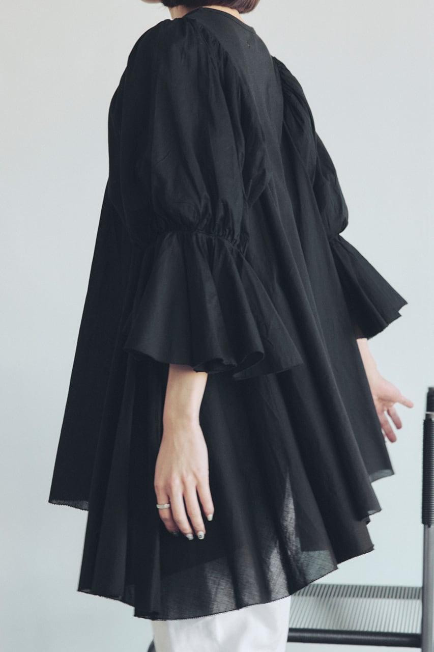 新品定価25300円【AAYUSHI】アユーシ フリルヘムパフスリーブトップス SEN0836〕フリルヘムパフスリーブトップス | AAYUSHI