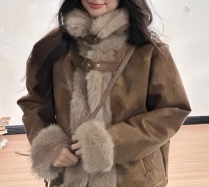 ベルト付き フェイクファー 長袖 ジャケット レディース トップス アウター 上着 羽織 ムートンコート ミディアム ハイネック 襟付き スタンドカラー ベルト もこもこ ふわふわ ポケット 前開き ボタン ファー 厚手 かわいい 大人可愛い シンプル カジュアル 上品 おしゃれ かっこいい クール 無地 春 秋 冬 ママ 通勤 学生 学校 通学 デート お出かけ 旅行 公園 女子会 休日 ショッピング カフェ ツーリング 重ね着 暖かい 体型カバー 普段使い 着回し レイヤード S M L マイラール