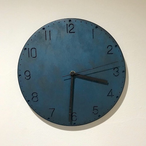古塗装のモルタル掛け時計（ダークブルーベース）