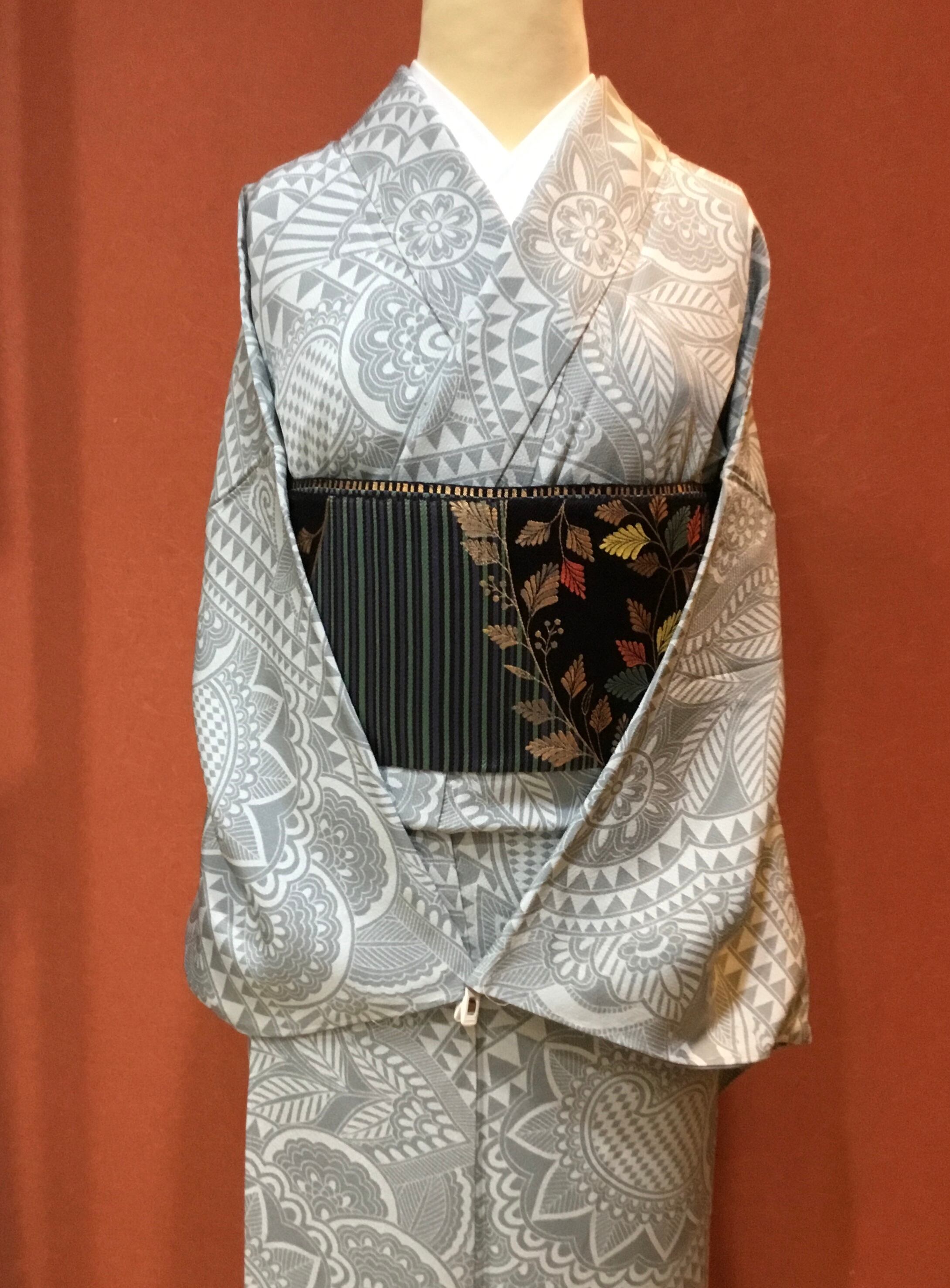 しつけ付き小紋　お茶会　薄いグレー 花柄 着物 絹 しつけ付き小紋 お茶会 薄いグレー 花柄 着物 絹 きもの | きもの