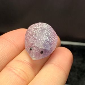 3.ハートアメジストクラスターに住み着いているフローライトハリネズミさん