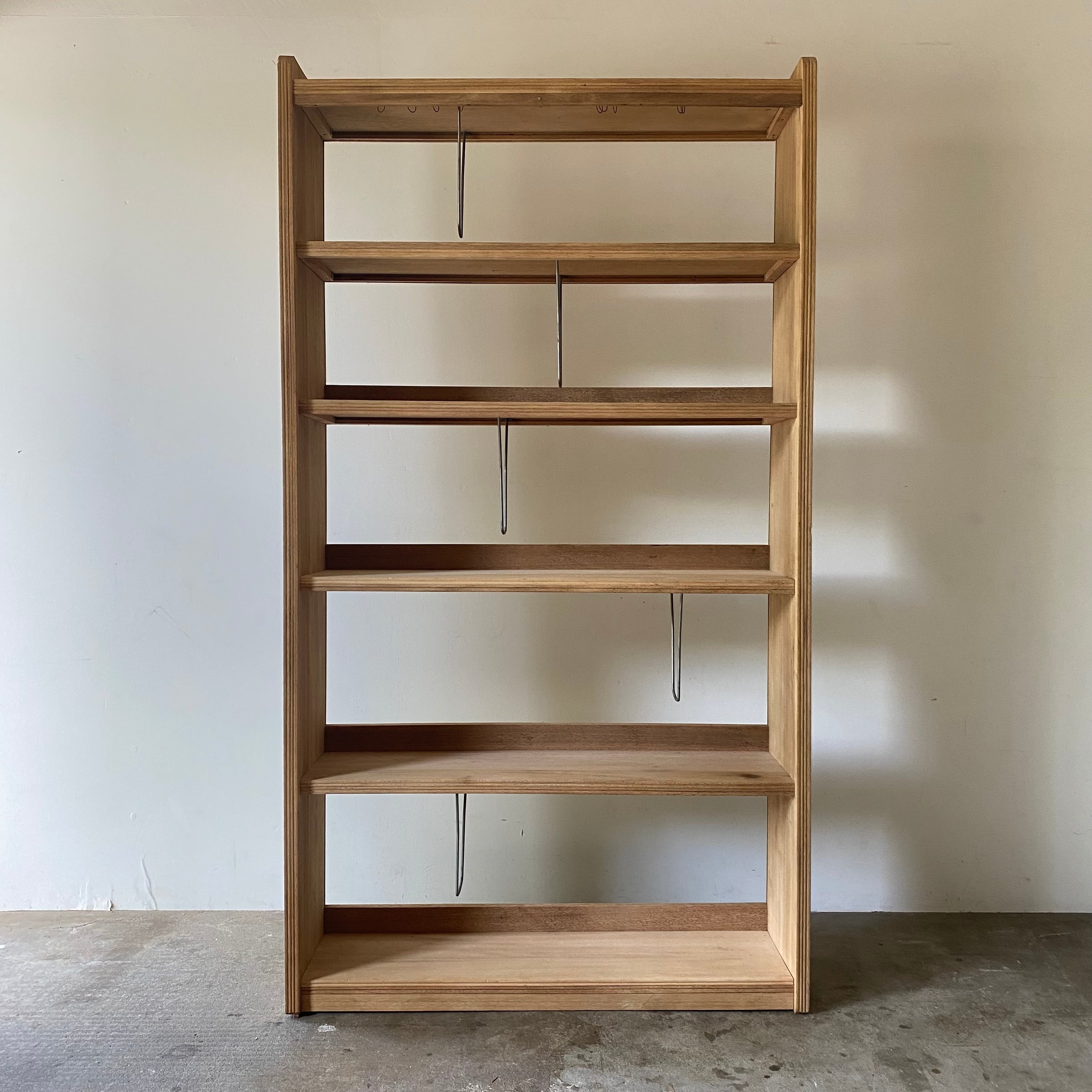 仕切りの付いた本棚　0958