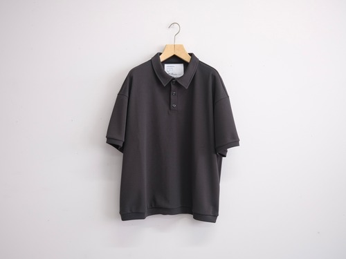 UNTRACE”_166 S/S POLO SHIRT CHARCOAL”