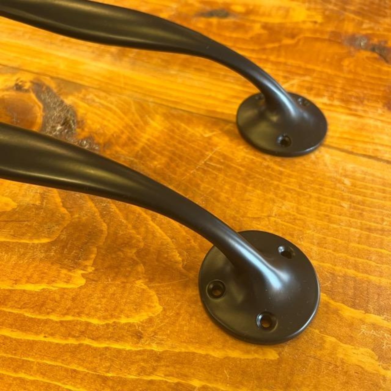 Matte black iron door handle, perfect for interior entryways and living rooms.　