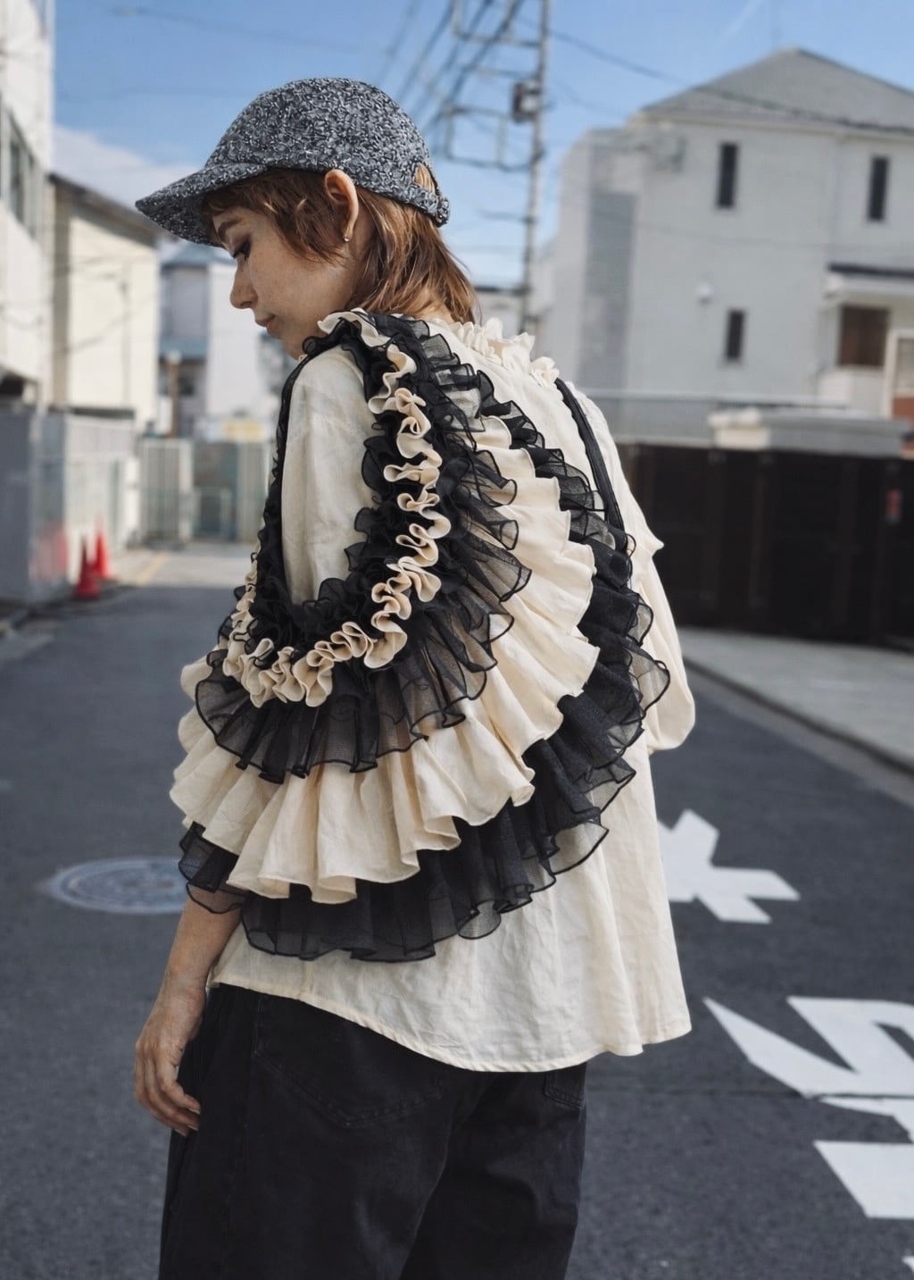 ORIÉNTMILLINERYオリエントミリナリー  /DŌRA / BLACK DŌRA MÖRA | Versatile Ruffled Bag - LAMP BLACK | ORIENT MILLINERY