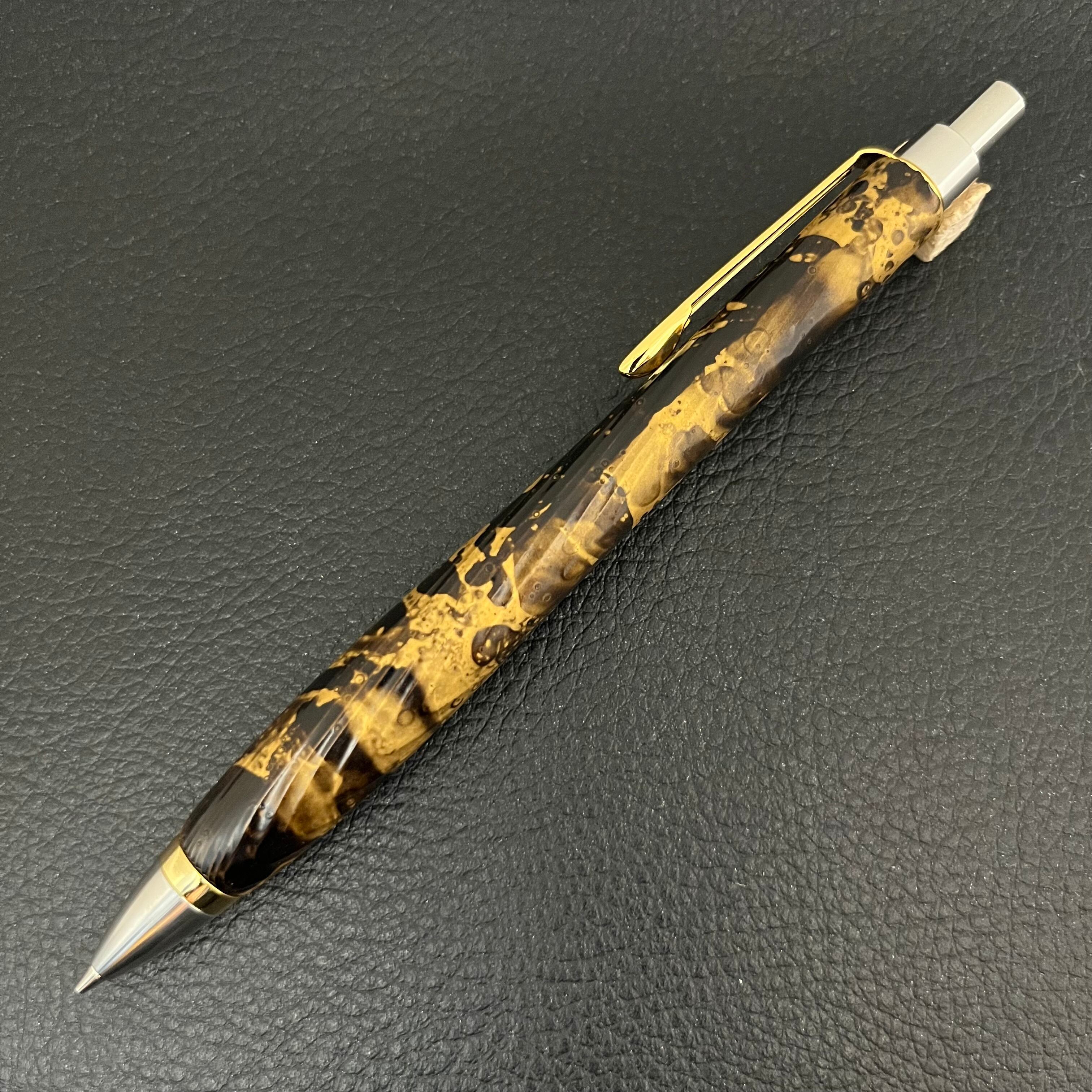 ウッドペンクラフト　屋久杉浮造り国産漆流紋・金霞（きんか）　ショートボールペン 屋久杉浮造り国産漆流紋・金霞（きんか）-506122107】ペンシル