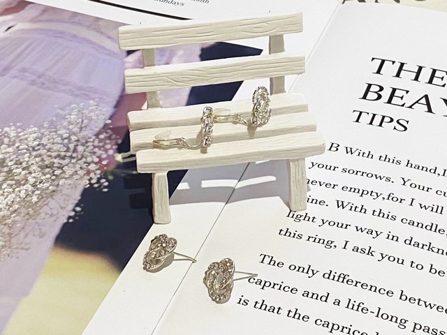 ラインストーン　ねじりツイストモチーフ　ビジュー　イヤリングとピアス2タイプ