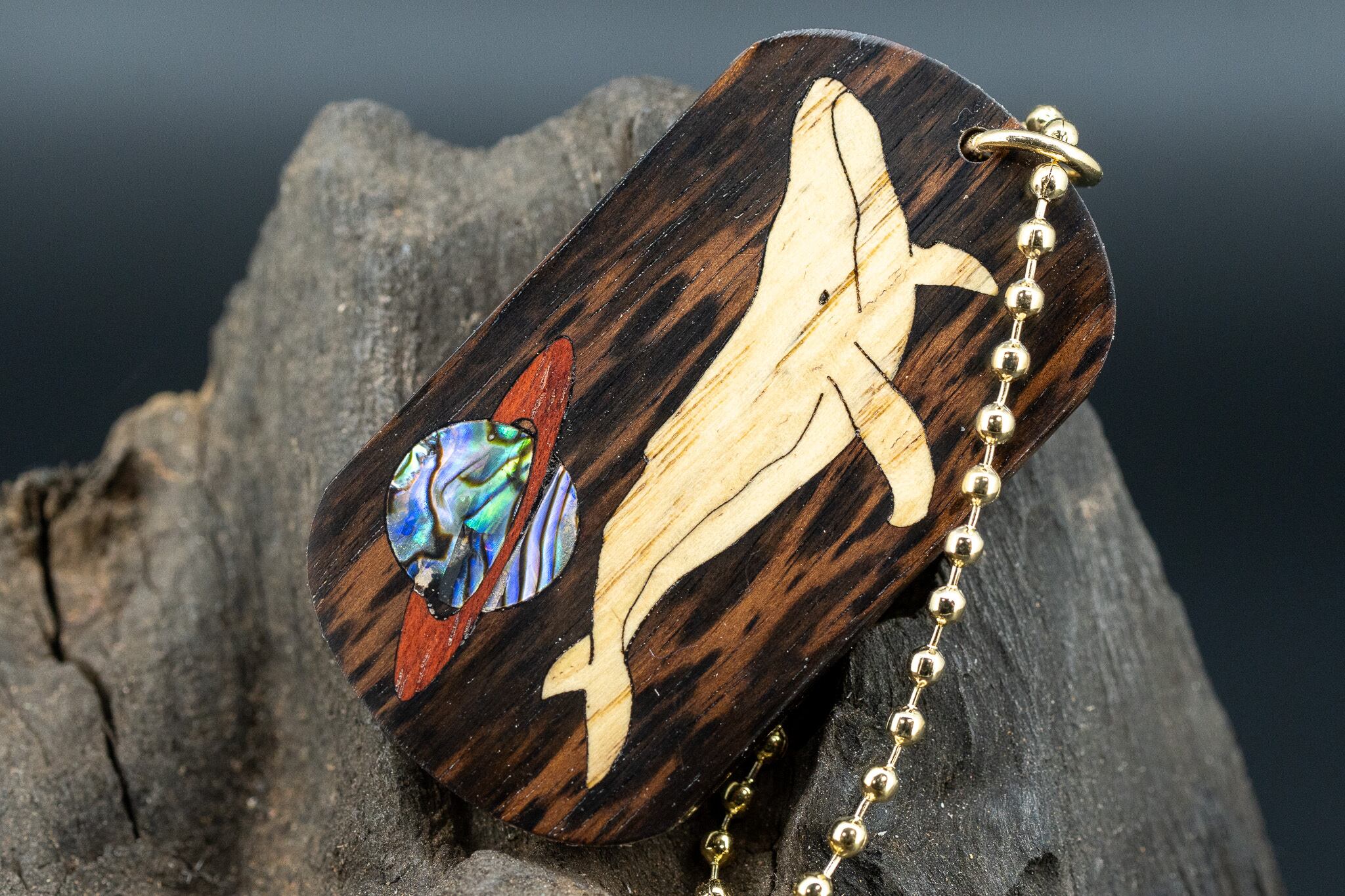 【 染色の美 】 ムンエボニー ドッグタグ 象嵌 勇魚と惑星