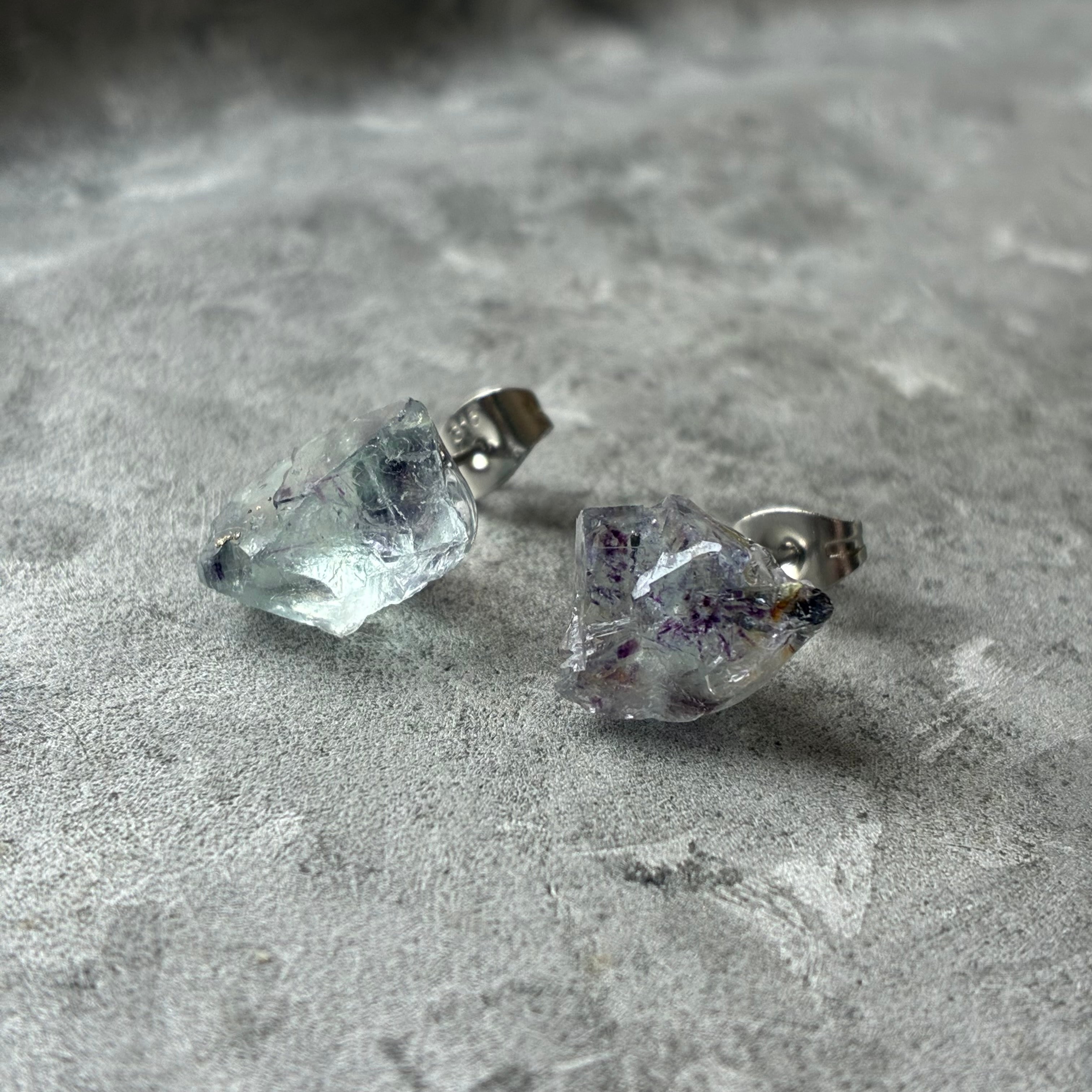フローライト 鉱物ピアス 一点もの 原石 天然石 金属アレルギー対応