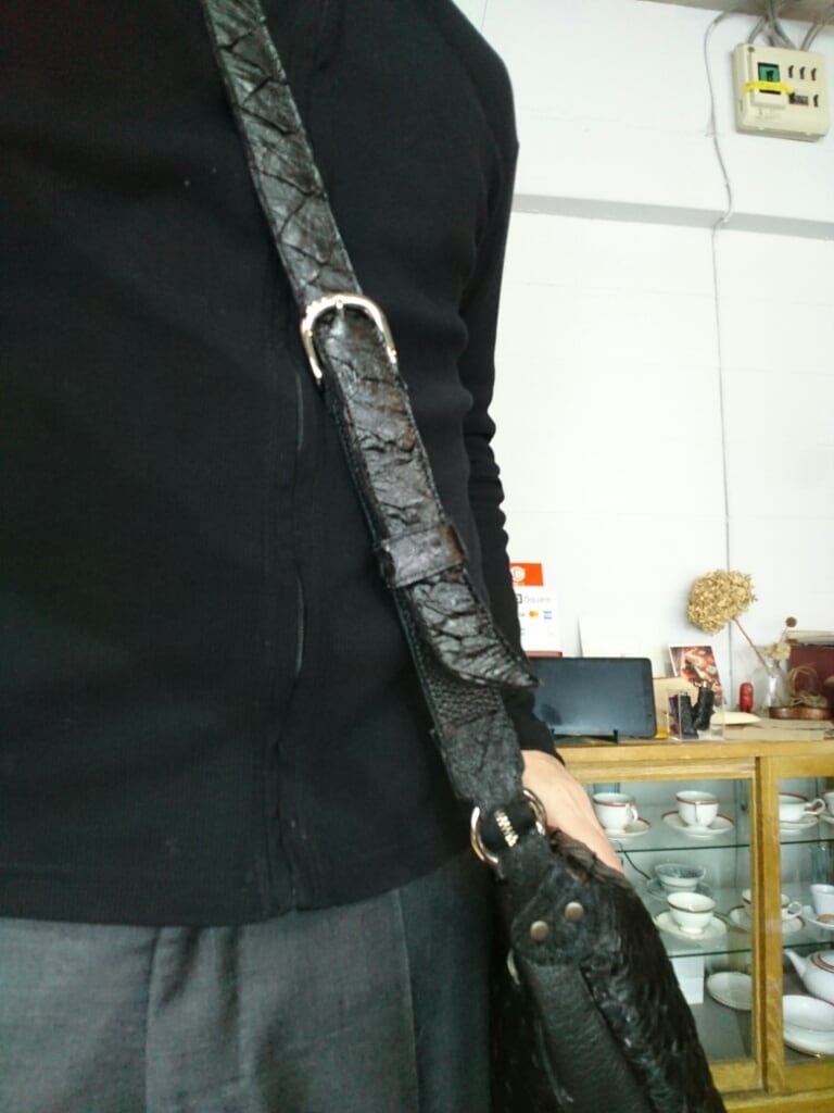 ピラルクー肩掛けバッグD | FREAK LEATHER ARTISAN - Yokohama Motomachi -