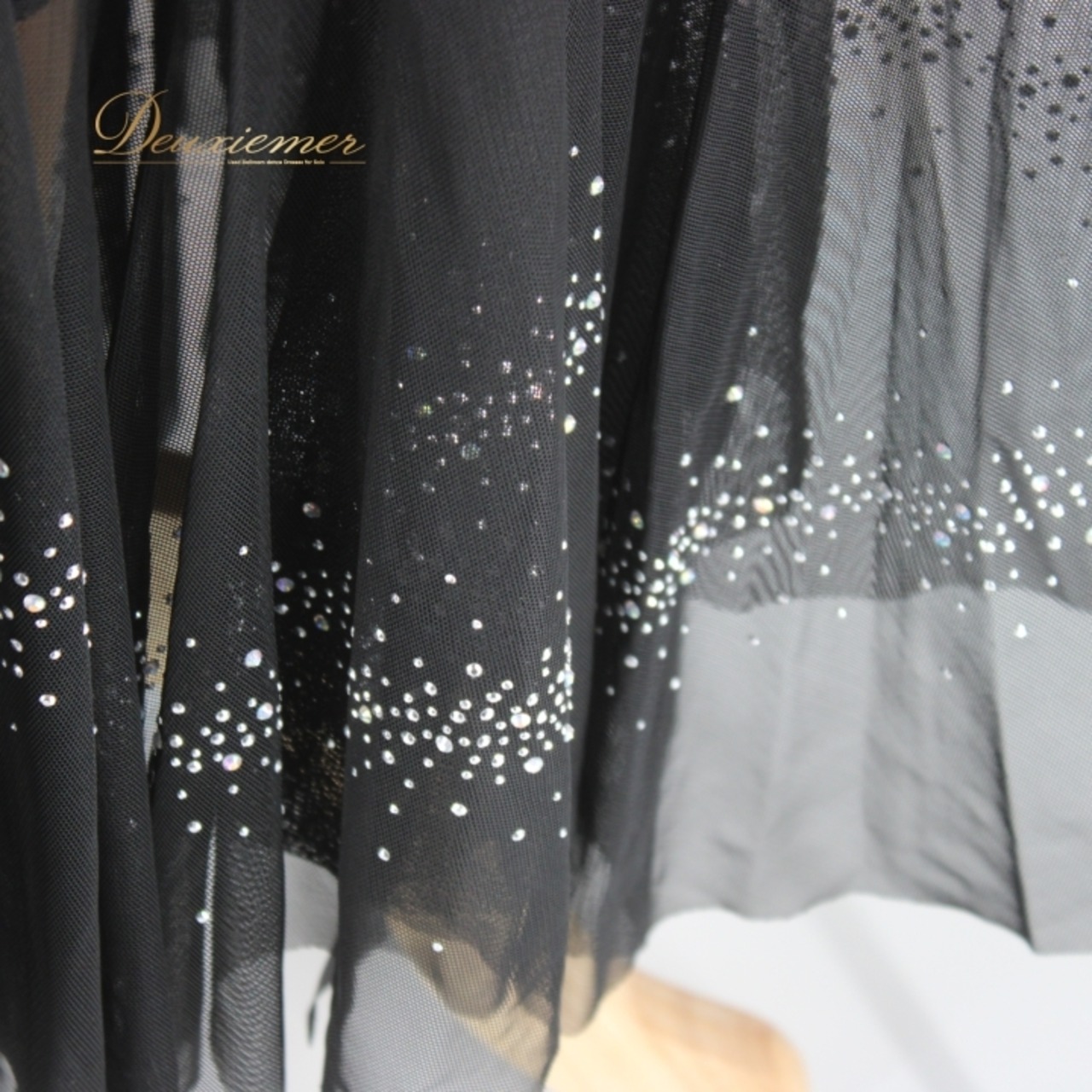 社交ダンス 衣装 スタンダード スカート レッスンウェア レディース オールシーズン 黒 ラインストーン ブラック系 レース 花柄 練習着 上品 モノトーン ブラック スカート 練習用 ダンスウェア フェミニン 上品デザイン ストレッチ素材 総丈 長め ウエストゴム 輝くラインストーン 花柄デザイン フレアスカート 女性用 スタイリッシュ 柔らかい ファッション 体型カバー 週末レッスン 特別な日の衣装