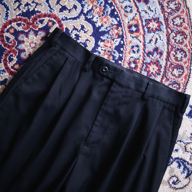 2-tuck tapered silhouette black wide slacks