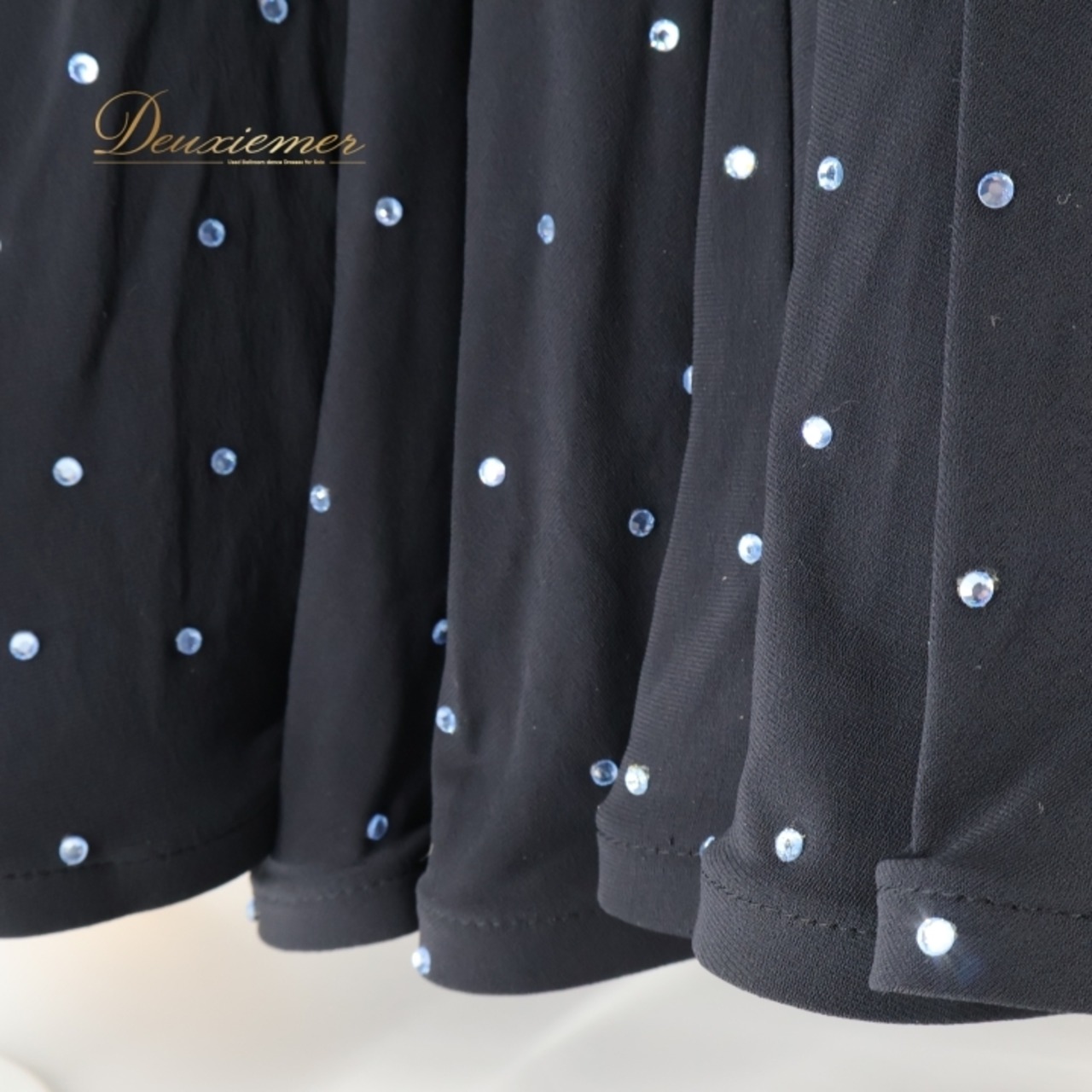 社交ダンス 衣装 スタンダードドレス ワンピース ドレス 黒 青 豪華 ゴージャス デモ 競技 パーティ 発表会 ビジュー フロート レース 高級感 ブラック系 ブルー系 高級ドレス 大人用 ドレスアップ パーティー ビジュー装飾 輝き オシャレ ファッション レディース ドレススタイル エレガント