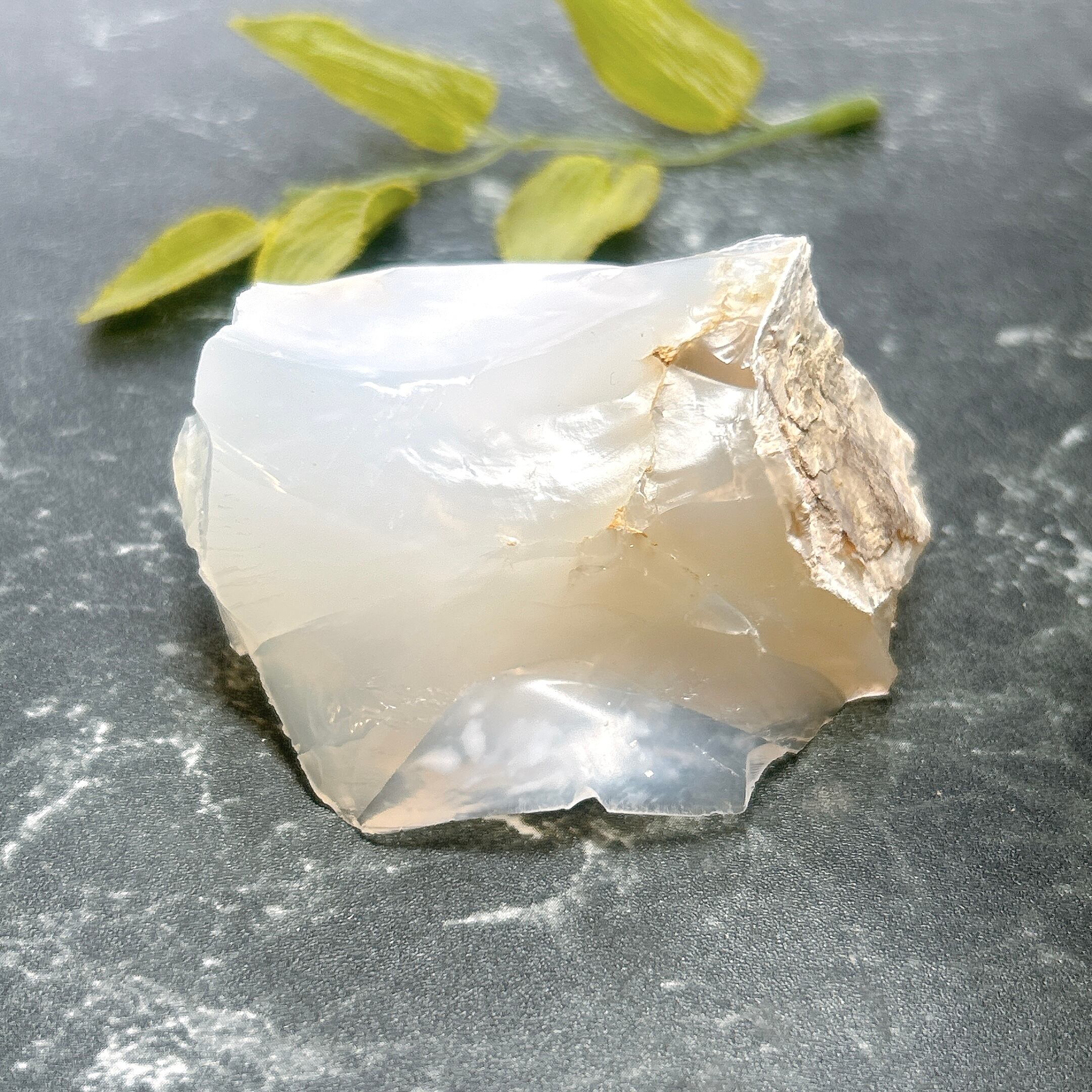 H-5 ボルダーオパール 42g 蛋白石 原石 鑑賞石 自然石 鉱石 鉱物 鉱石