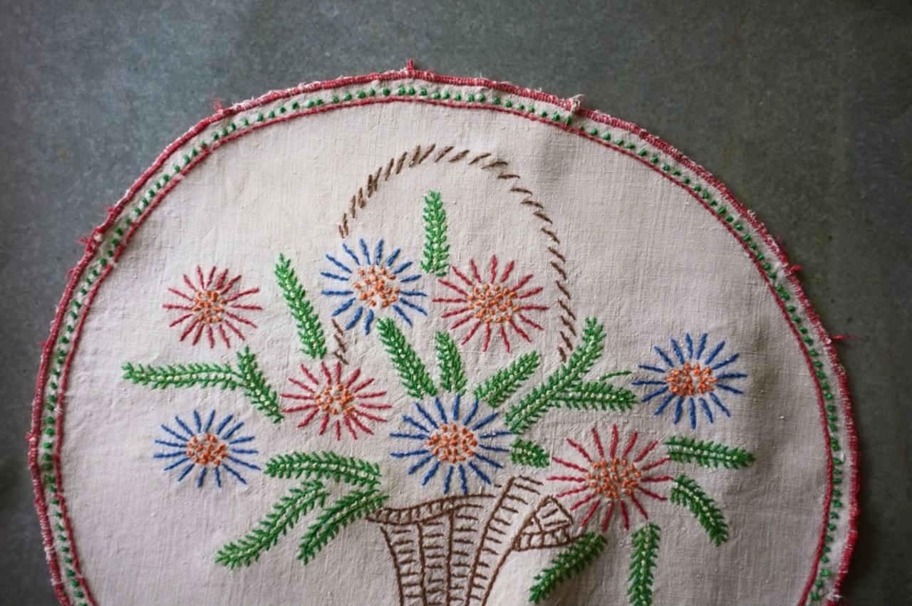 フランス 44c とろりとしたリネンと大きな花籠と刺繍クロス テーブルセンター アンティーク