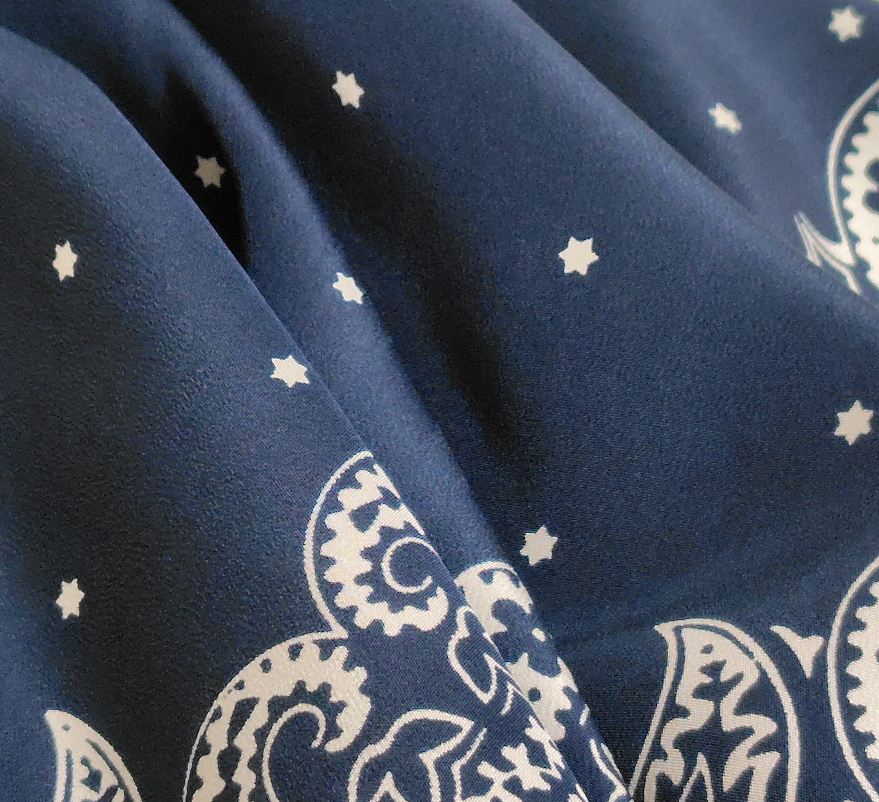 Snoop/ 洗えるシルクスカーフ/ 浜ちりめんシルク【Navy-ペイズリー柄