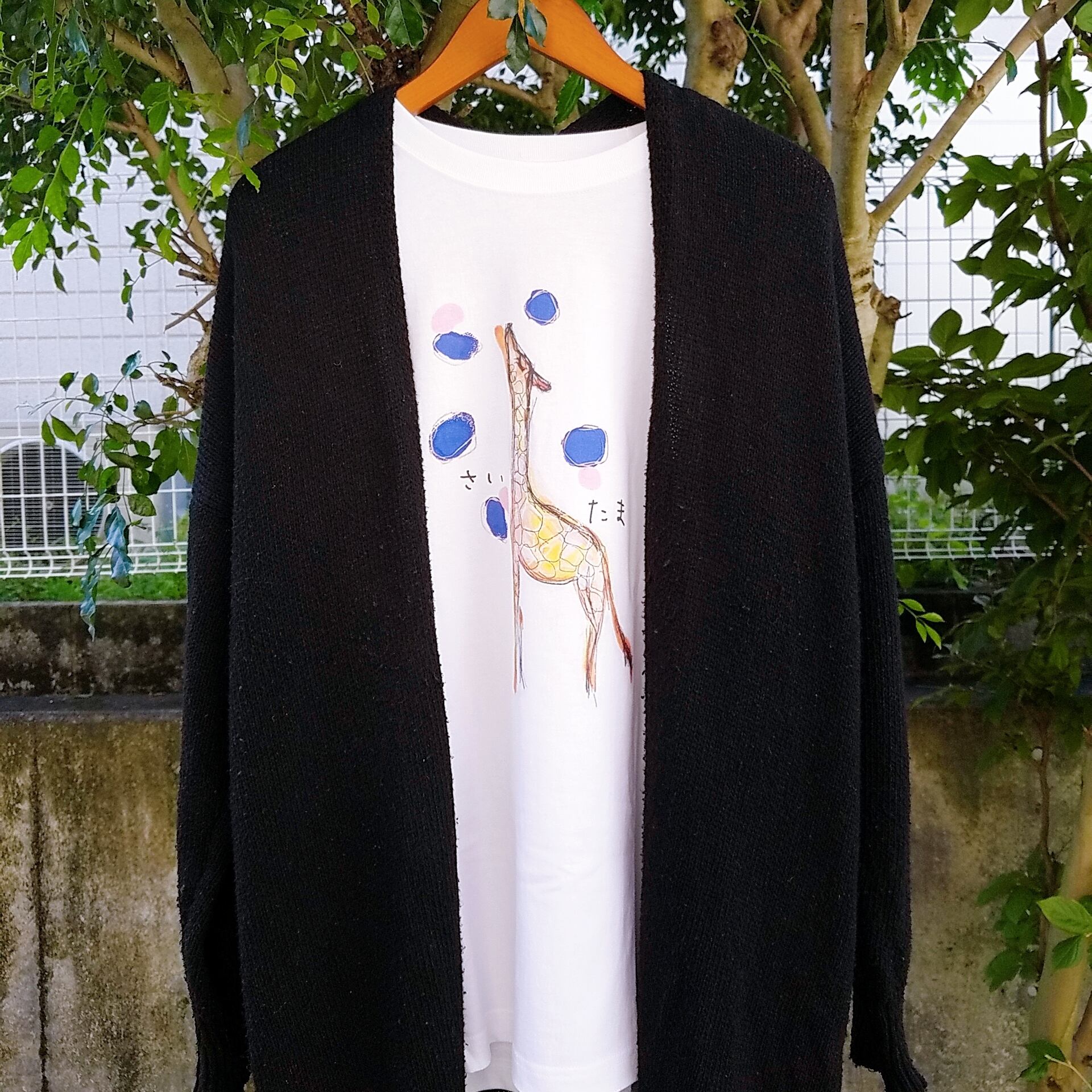 雨の中のキリン』スタンダードシルエットTシャツ（フロントプリント