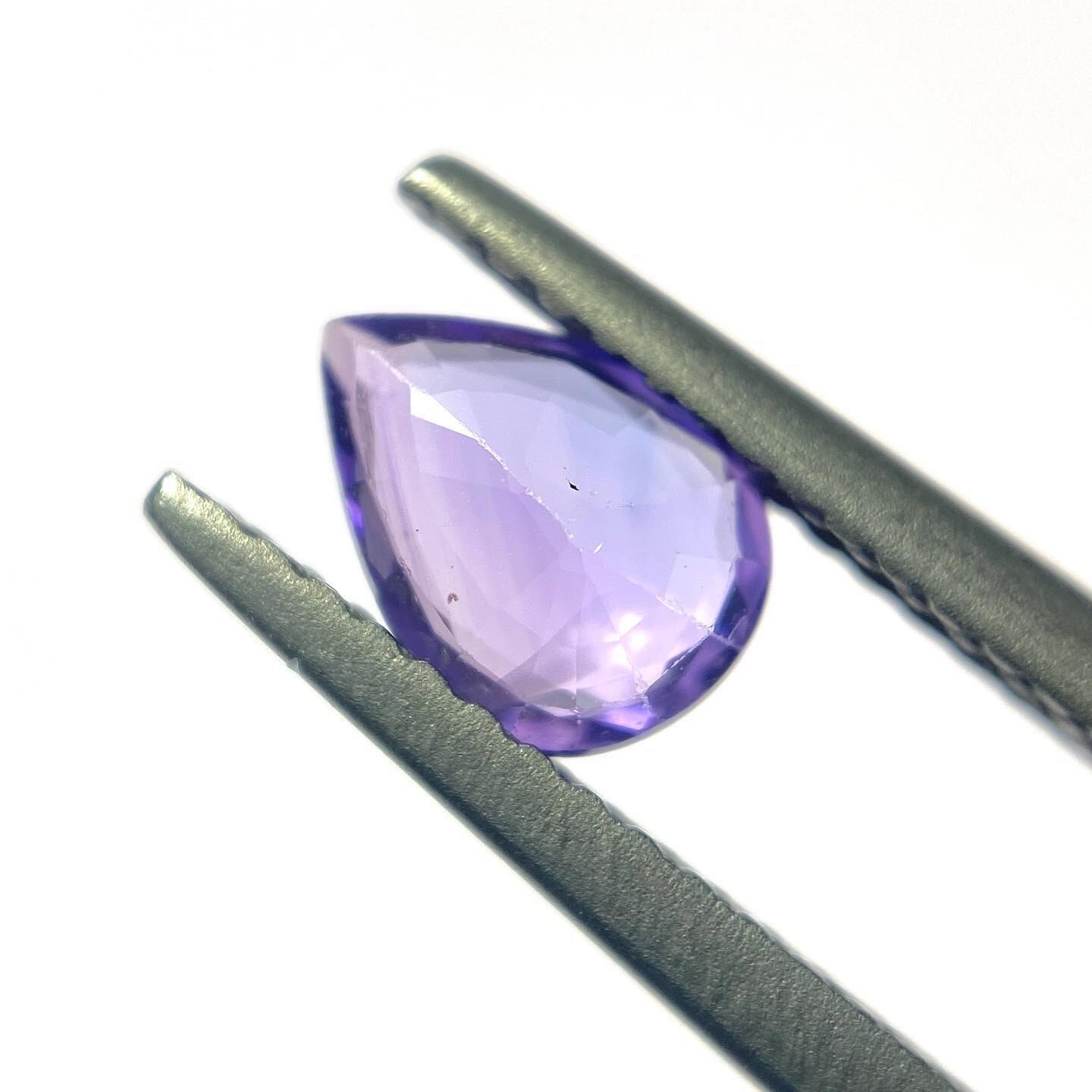 儚くも鮮やかなバイオレットサファイア