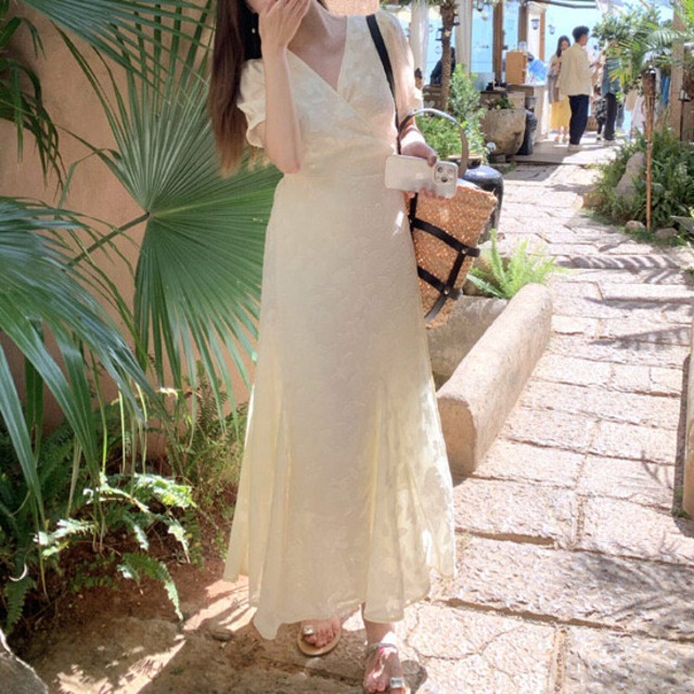 レディース ワンピース ロング 半袖 パフスリーブ Vネック カシュクール フレア Aライン フェミニン リボン ギャザー かわいい 大人可愛い きれいめ シンプル カジュアル 上品 おしゃれ こなれ感 ガーリー エレガント 抜け感 ラブリー キュート ベーシック ナチュラル 総柄 春 夏 学生 学校 通学 デート お出かけ お泊まり リゾート 旅行 公園 女子会 休日 バカンス 高原 ガーデン ショッピング カフェ 普段使い 着回し モテ 清楚 定番 S M L ゆったり ベージュ