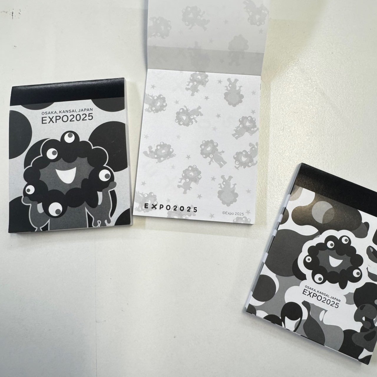 大阪・関西万博〉メモ帳3冊セット ver.黒ミャクミャク | ヘソ