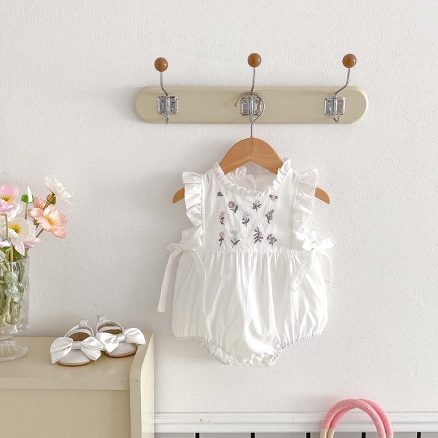 【BABY】小花刺繍フリル襟サイドリボンロンパース - 3