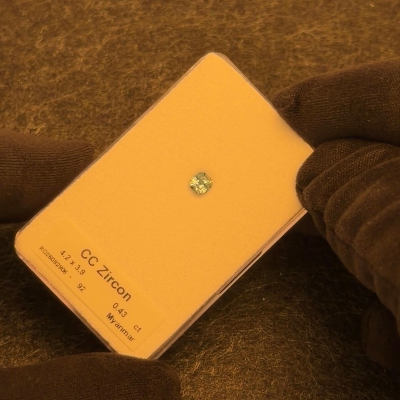 カラーチェンジジルコン 4.2x3.9mm, 0.43ct, ミャンマー産