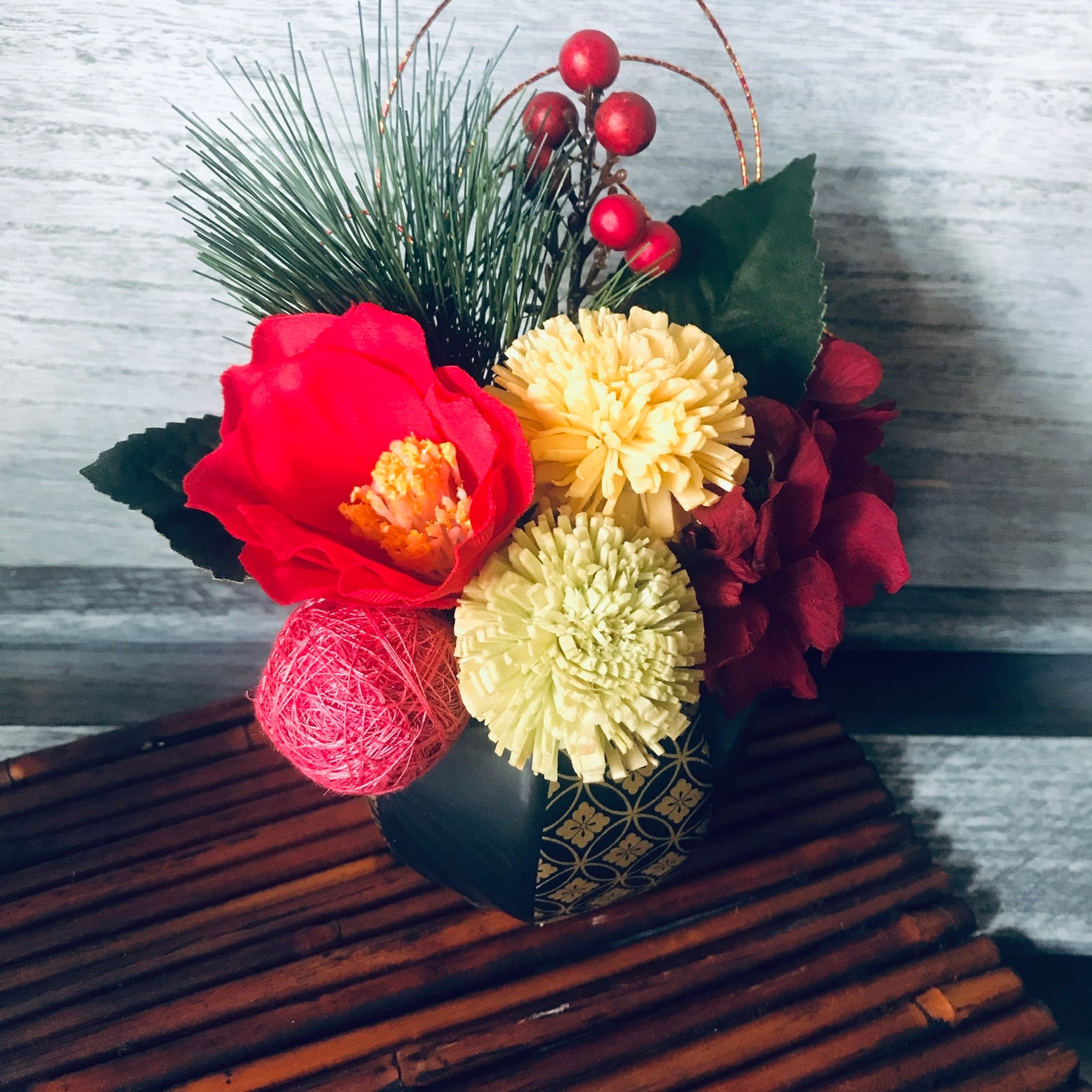 プロテアロビンと松と南天のお正月飾り プロテアロビンと松と南天のお正月飾り