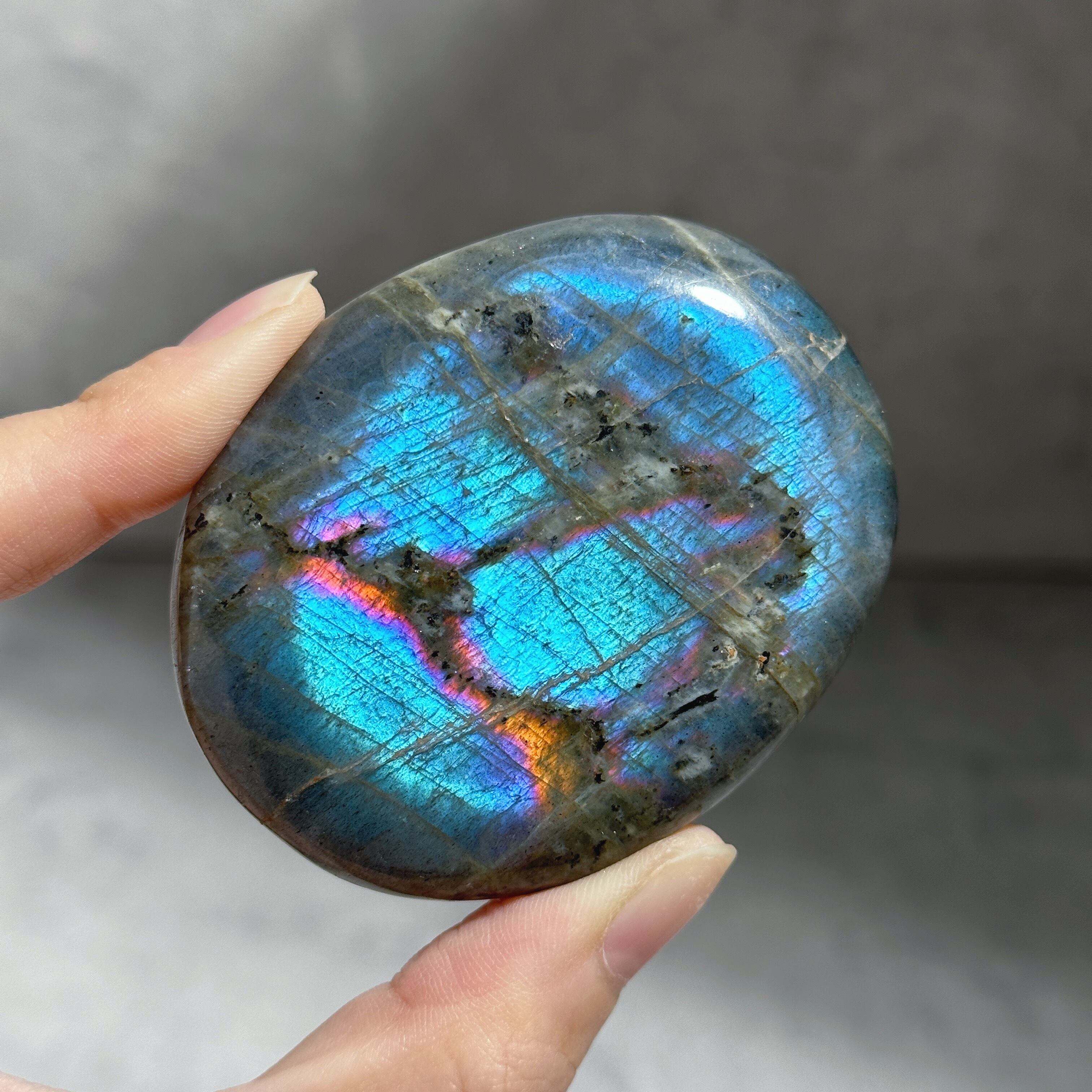 グレーのラブラドライト パームストーン12 Labradorite palm