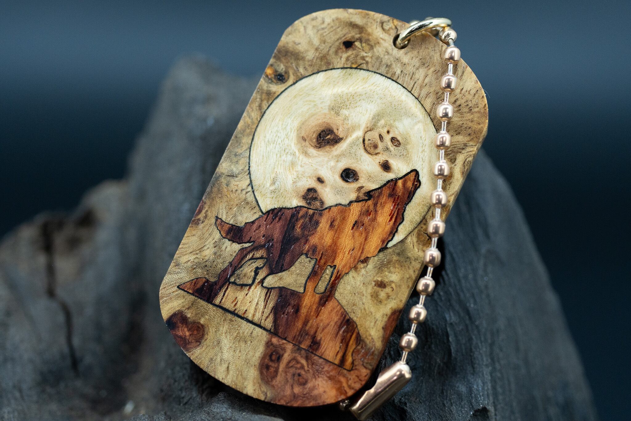 【朱色の銘木】 本花梨瘤 紅白 ドッグタグ 象嵌 月と狼