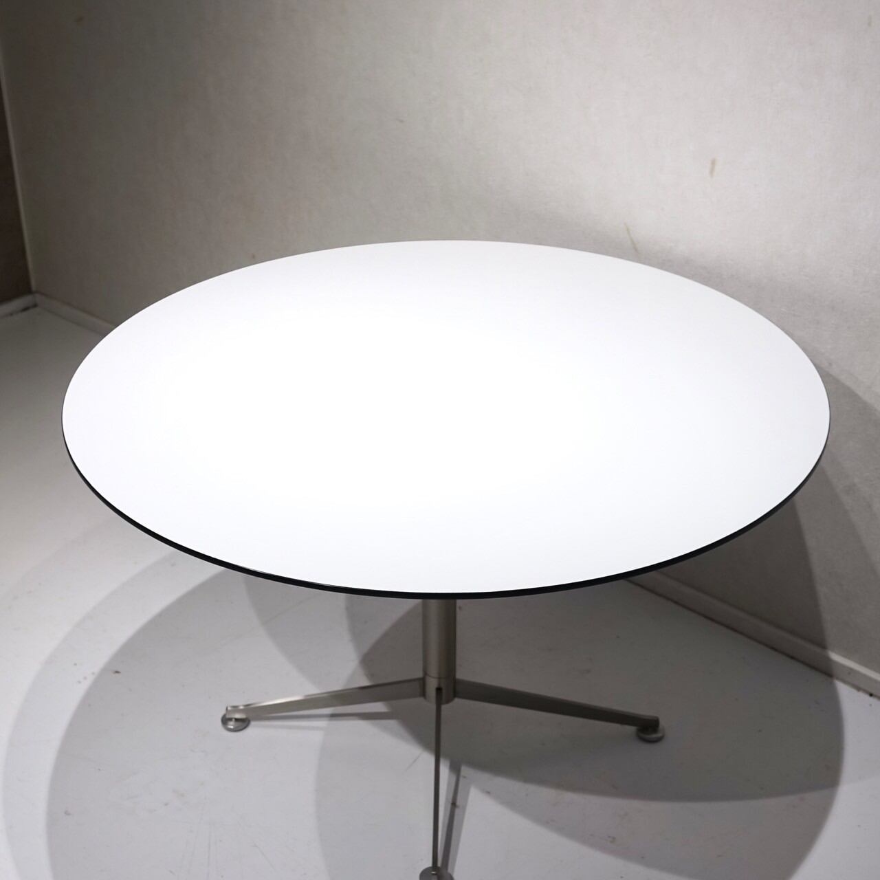 遠藤照明円形ホワイトダイニングテーブル