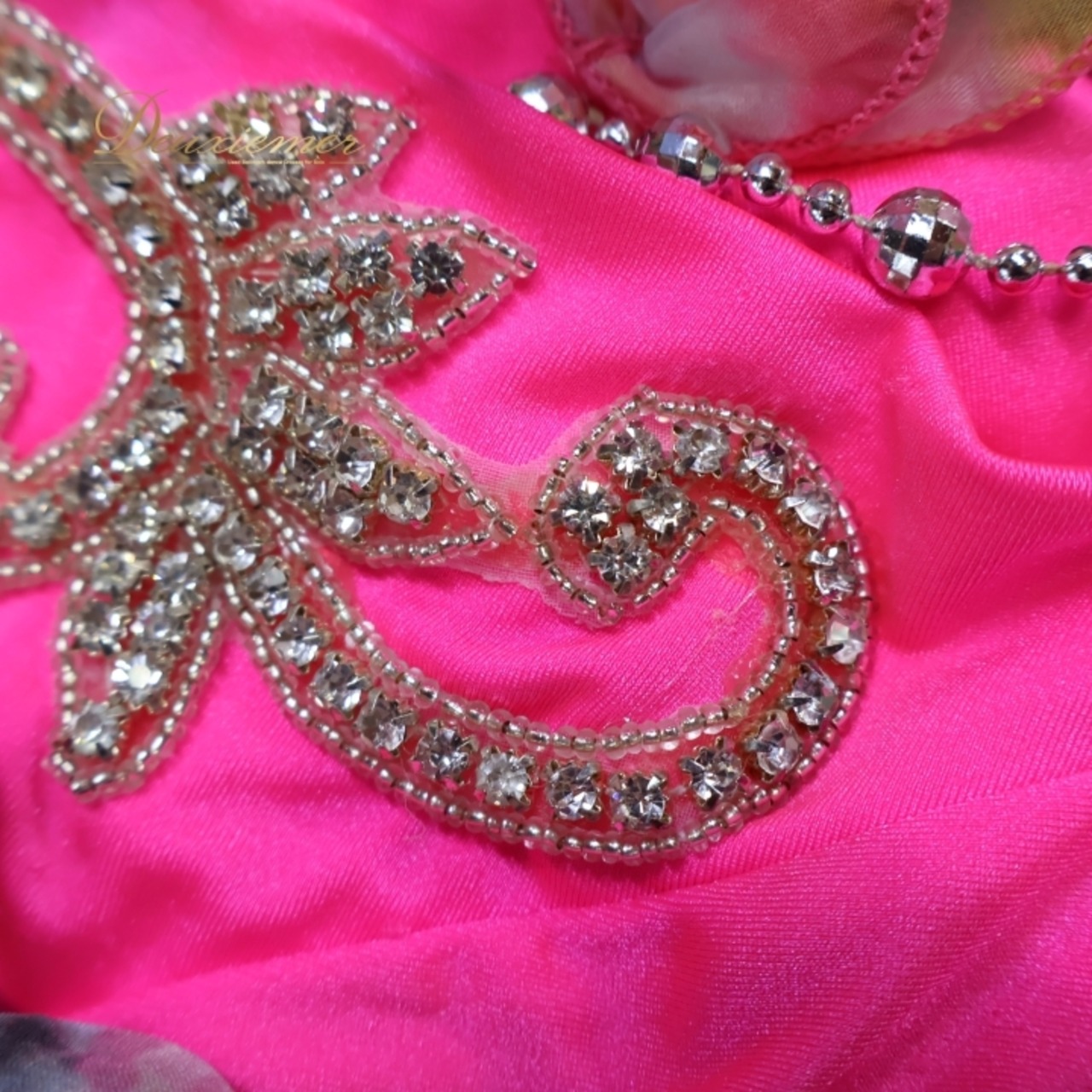 ベリーダンス オリエンタル 衣装 上下セット ピンク系 ラインストーン フリル 華やか 黄 青 キラキラ 煌びやか ツーピース 鮮やか ダンス衣装 ステージ 豪華 装飾 イベント ストレッチ 伸縮 イエロー系 ブルー系 シルバー系