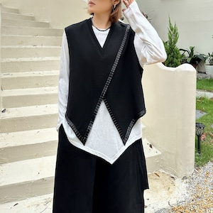 ASYMMETRIC LAYERED VEST AND T-SHIRT SETUP M M-18393