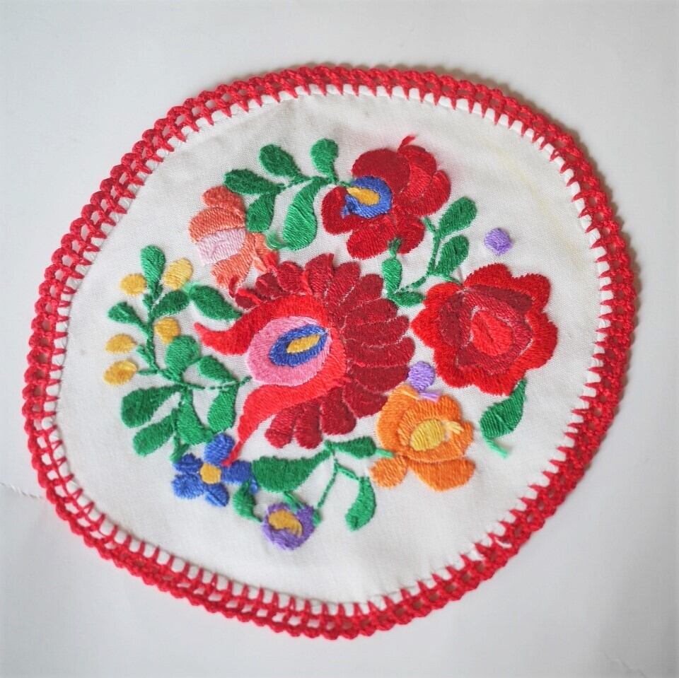 ハンガリー 白ドイリー カロチャ刺繍