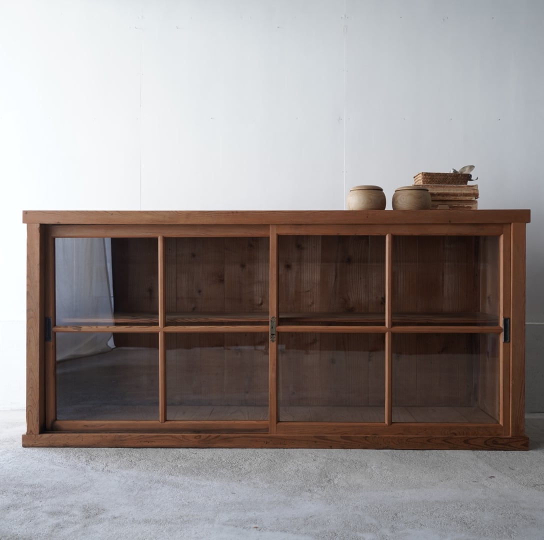 十字扉のキャビネット